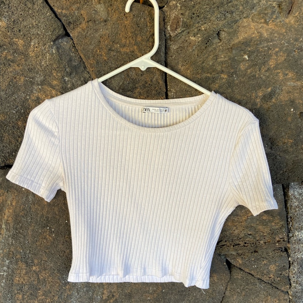 Super cute crop top!! Never worn!🤍☁️